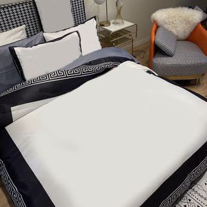 Yatak Setleri Siyah Desen Tasarımcı Yataklar Moda Yumuşak Kraliçe Boyut Kapak ve Çarşaf Yastık Kapağı 4pcs / Set Lüks Yorgan Seti Moda Batı Stil JF003 C23