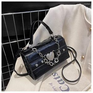 Sacos de noite Mulher Metal Punk Moto Biker Estilo Feminino Bolsas Cross Paper Clip Dark Messenger Bag Bolsas