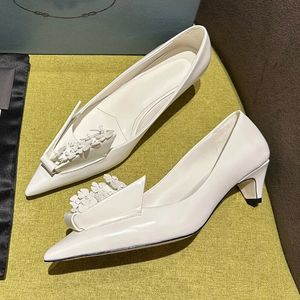 Yeni origami çiçek pompaları cilalı deri alçak topuklu ayak parmağı slingbacks bale daire ayakkabılar slip-on kadın lüks tasarımcılar kutu ücretsiz teslimat ile ayakkabı elbisesi