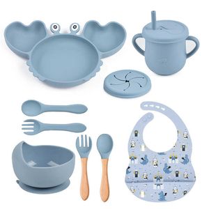 Bardaklar Bulaşık Maddeleri 8pcs/Set bebek silikon sofra takımı kabı Yengeç Plakası Tepsisi Önlükler Kaşık Çatal Setler Çocuklara Kesme Olmayan Besleme BPA Ücretsiz Yemek Takımı AA230413