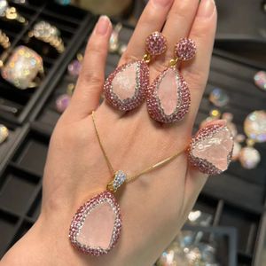 Düğün mücevherleri doğal pembe kristal cevheri bayanlar kolye kolye küpe yüzüğü seti moda zarif lüks bayanlar rhinestone zarif mücevher. 231115