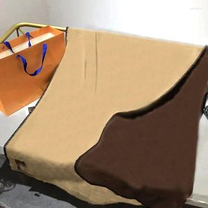 Battaniye lüks unisex kashmere tasarımcısı kahverengi klasik mektup battaniye eşarp sonbahar kış kanepe örtü örtü şal açık ofis kare havlu şekerleme klima