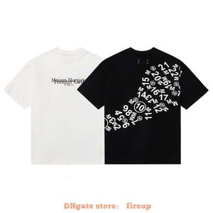 Tasarımcı Moda Giyim Erkekler Tees Tshirt Yüksek kaliteli MM6 Majira Alfabetik Numary Notlar Basılı Erkek Kadın Yıldızları Aynı Pamuk Gevşek Kısa Kollu T-Shirt
