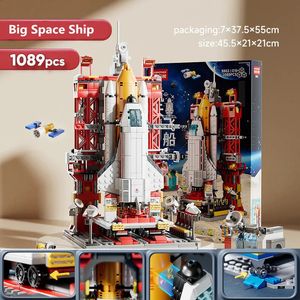 Other Toys Creative Aviation Manned Rocket Building Blocks Space Astronaut Figure DIY Aerospace Bricks Model Toys for Kids Christmas Gift 231116