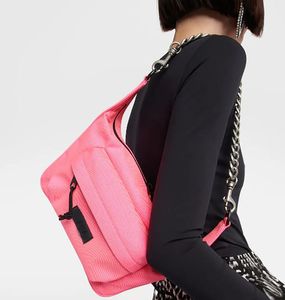 Borsa media Raver Cinturino a catena color argento Nylon riciclato rosa fluo Borse a tracolla firmate di lusso Chiusura con zip a doppia estremità Borsa a mano in pelle nera Summer 23 Purse