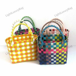 Yeni dokuma çanta küçük kare çanta plastik el dokuma çanta renkli küçük sepet fotoğraf plaj çantası kadın çanta ile eşleştirildi