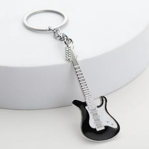 Toptan Keychain Marka Yaratıcı Müzik Enstrüman Tasarımcısı Erkekler Lüks Araba Keychain Kadın Metal Guitar Anahtarlık