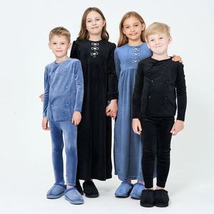Aile Eşleşen Kıyafetler AP Cuma Gecesi Koleksiyonu Aile Eşleştirme Giyim Giyim Çocuk Kız Kızlar Bebek Teen Fashion Velor Solid Elbise Set Footie 231117