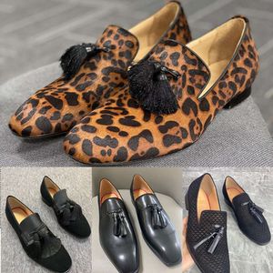 Дизайнерская обувь Мокасины Мужские формальные туфли с леопардовым принтом Модельная обувь из конского волоса Кожаные лоферы с острым носком и кисточками Модные туфли для свадебной вечеринки с коробкой NO497