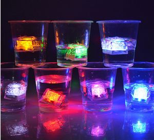 LED Buz Küpleri Bar Flaş Otomatik Değişen Kristal Küp Su Aktif Işıklı Romantik Parti Düğün Noel Hediyesi İçin 7 Renk