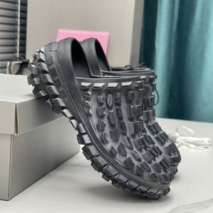 Defender Spor Sneaker Lastik Sandalet Tasarımcısı Retro Lastikler Lastik Yarı Römork Bump Doku Slip Slip Tıknaz Platform Anti-kayma Platform Kauçuk Kalın Moda Eğitmeni Üçlü Siyah Terlik 39-45