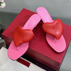 23SS Kadın Teşhes Düz Sandalet Cowhide Flip Flops Tıknaz Topuklar 6cm Terlik Kırmızı Kalp Şekleli Desenli Plaj Ayakkabı Kız Katırları