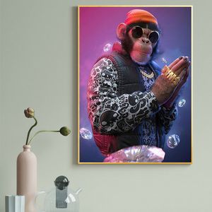 Monkey Giyiyor Altın Kolye Giyiyor Hayvan Portre Posterleri ve Yazdırıyor Oturma Odası Ev Dekoru için Duvar Sanatı Resimleri