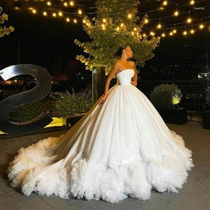 Lässige Kleider Wunderschöne sehr üppige weiße Braut Tüll Rüschen Volant Hochzeit Ballkleider Schnüren formelles Partykleid