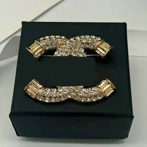 Luxusmarke Designer Brief Broschen Mode Pin Perlenbroschen Kristall Schmuck Accessorie Hochzeitsgeschenk