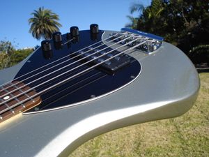 Sıcak satmak kaliteli elektro gitar Stingray bas 5 String gümüş ve siyah - müzik aletleri