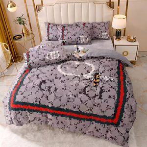 Yatak seti lüks tasarımcı klasik kesikli harf logo baskılı yorgan kapağı yastık kılıfı 4 parçalı saf pamuklu rahat yatak seti yatak odası dekorasyonu 1.8m 2m