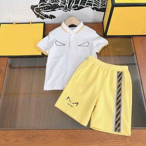 23SS Bebek Set Çocuk Setleri Çocuk Tasarımcı Kıyafetleri Çocuk Yakası Nakış Kısa Kollu Polo Gömlek Şeridi Ekleme Sıkıştı Şortları Takım Yüksek Kaliteli Bebek Giysileri