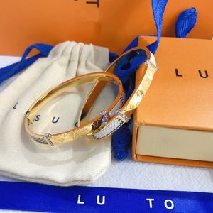 Mulheres Charme Designer Bangle Luxo 18K Banhado A Ouro Pulseira De Casamento Presentes De Moda De Natal Jóias Com Boxs Design Clássico Amor Presente Bangle