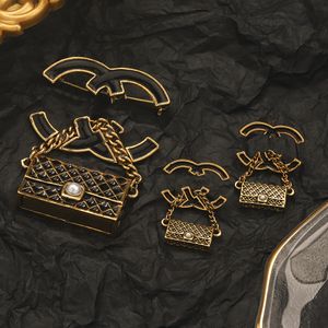 Lüks çanta inci stud küpeler moda siyah zincir cazibe küpeleri 18k altın takı tasarımı kadınlar için çift hediyeler aşk küpeleri 2023 takı toptan