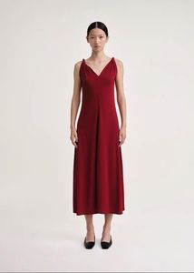 Günlük elbiseler T0TEME yaz/bahar kadınlar elbise polyester viskoz v-yakalı kırmızı renk ayak bileği uzunluğu spagetti gevşek bel