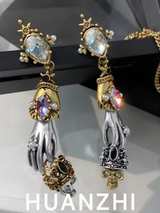 Серьги-гвоздики HUANZHI в стиле ретро, серьги-капли с цирконом в виде рук для женщин, хип-хоп, золотая корона, висячие серьги со скелетом, ювелирные изделия, оптовая продажа, подарок 231124