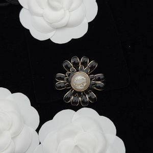 Designer de marca Pearl Crystal Brass Broche Broche Women Flower Luxo C-Letter Broche nunca desbotamento