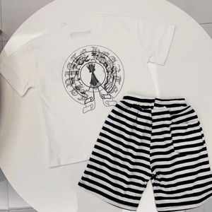 çocuk set tişört bebek kıyafetleri çocuk tasarımcısı yaz erkek kızlar kısa setler lüks fasion klasik siyah ve beyaz fasion şerit tasarım