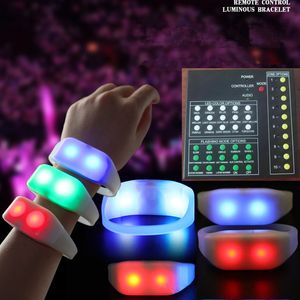 15 Renk Uzaktan Kumanda LED Silikon Bileklik Bileklik RGB 41Keys ile Renk Değiştirme 400 Metre 8 Bölgeli Uzaktan Kumanda Kulüpler Konserler Balo için Işıklı Bileklikler