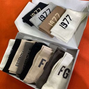 Базовые дизайнерские носки Носки Ess 12 пар носков в подарочной упаковке серии Fog для мужчин и женщин. Носки средней высоты в одном стиле для пар. Уличный модный предмет в стиле Instagram