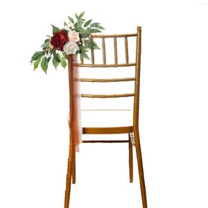 Dekoratif çiçek sandalye arka çiçek ile kurdeleler ile güllü ipek düğün kilise açık hava