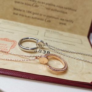 S tasarımcı kadın narin elmas saplamalar alaşım malzeme modaya uygun vintage kişiselleştirilmiş kolye takı kolye 2024 000