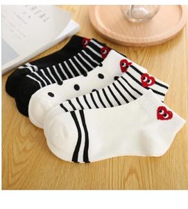 Yeni büyük gözlü sevgi dolu çoraplar, şık kırmızı kalpli pamuklu çoraplar, Koreli şeftali-kalp siyah-beyaz çizgili kadın tekne çorapları