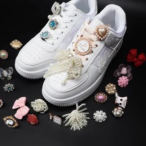 Ayakkabı Parçaları Aksesuarlar Rhinestone İncileri Takılar Güzellik Parfüm Sneaker Girl Hediye Dekorasyon Diy Shoelaces Buckles Ayakkabı Aksesuarları 231128