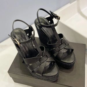 Топ 2023 Сандалии Последние модные горячие летние обувь Толстое наболочниковые наборы на каблук женская туфли.