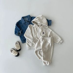 Комплекты одежды Корейский INS Kids Boys Jogger Set Куртка для тренировок для маленьких мальчиков Толстовка Эластичные спортивные штаны Комплекты Детский спортивный костюм с капюшоном на молнии от 1 до 5 лет 231130