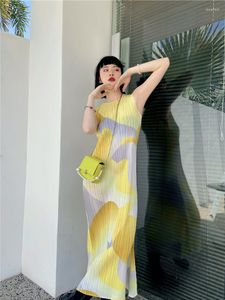Sıradan elbiseler zcsmll Pleats Sarı kolsuz uzun tank elbise Kadınlar için 2023 Yaz Tasarımcısı Yan Bölünmüş Maxi Moda Estetik Giysiler