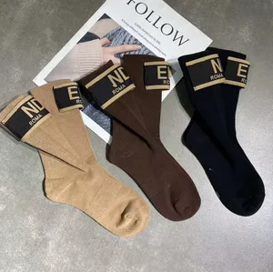 Pamuk Çoraplar Sonbahar ve Kış Yeni Çorap Kadınlar Batı Tarzı El Diken Mektup Şerit Tüp Çoraplar Kahve Renk Şık Dış Dış Aşınma Modaya Modaya uygun.