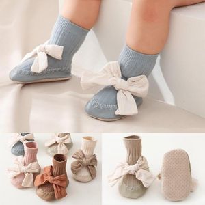 İlk Yürüyüşçüler Prewalker Bebek Ayakkabıları Kız Prenses Tarzı Bowknot Çorapları Ev doğumlu beşik botlar moccasins Toddler