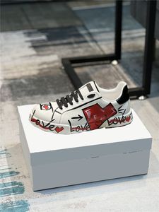 Designer di lusso della migliore qualità NS1 White Leather Red Love Tops Basse Sneakers con stampa a stampa sorrento piatta con scatola