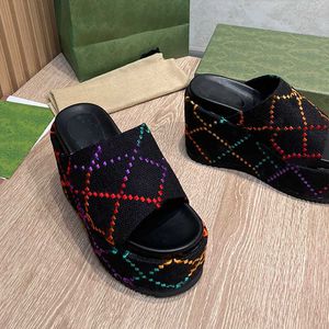 2023 Tasarımcı Canvas Kadın Platformu Slayt Sandalet Kalın Dipler Slaytlar Slaytlar Flip Flips Fashion Yaz Sıkma Plajı Ayakkabıları Kutu Boyutu 35-42 NO298C