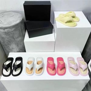 A7 tasarımcı yürümeye başlayan çocuk ayakkabıları kadın terlik sandaletler bayanlar lüks gerçek deri terlik düz ayakkabı rain sandal parti düğün ayakkabıları kutu kadınları 35-42 çocuk ayakkabıları