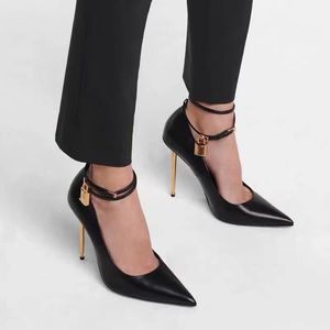 Tasarımcı Topuklu Kot Elbise Düğün Ayakkabıları Kadınlar İçin Lüks Metal Kilit Sekat Toka Saçlı Ayak parmakları Pompalar Kolye Dize Kombinasyonu% 100 Cowhide Altın Topuklular 10.5cm