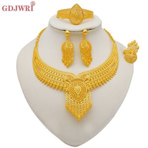 Свадебные ювелирные украшения набор украшений из золотого цвета Дубай для женщин индийское ожерелье с серьгами Нигерия Марокканское свадебное свадебное свадебное браслет вечеринка 230215
