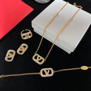2023 - Kadın kolye küpeler bilezik yüzük tasarımcısı lüks altın kalp şeklinde inci kristal altın çift V harfi 925'ler gümüş takılar klasik