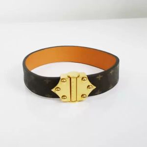 Marca de moda j￳ias feminina pulveira de pulseira de pulseira plana marrom charme pulseira de couro pulseira para homens e mulheres brigas de metal Bracelet casal Jewelry Gift