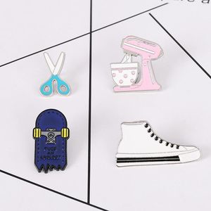 Broşlar 1 parçalı emaye dikiş aletleri makas ayakkabı pimi gömlek yaka torbası çocukluk rozeti karikatür mücevher hediye çocuk arkadaşı