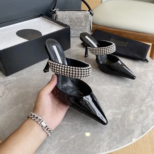 Kadınlar yüksek topuklu elbise ayakkabıları pompalar tasarımcılar sandaletler rhinestone stud kadın klasik nokta ayak parmağı iki ayak bileği tokası bayanlar seksi kadın beyaz perçinler