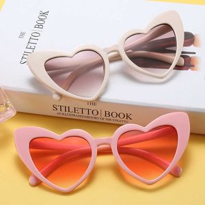 Солнцезащитные очки Fashion Love Heart Sunglasses Женщины милые сексуальные ретро -кошачьи глаза винтажные