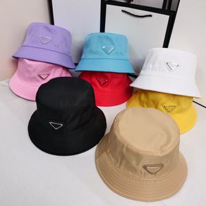 Desingers Kova Şapkası Lüksler Geniş Kenarlı Şapkalar Harf Üçgen metal dekorasyon Güneş şapkaları Moda Trendi Seyahat Kovası şapkaları Yüksek Kaliteli klasik Bahçe modası şapkaları